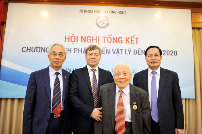 Trong khoảng thời gian từ năm 1960 - 1963, ông đã nghiên cứu và công bố 12 công trình nghiên cứu về vật lý neutrino. Đến tháng 4/1963, ông Nguyễn Văn Hiệu bảo vệ xong luận án Tiến sĩ khi chưa đầy 26 tuổi. Ảnh: Ảnh: GS Nguyễn Hữu Đức cung cấp.