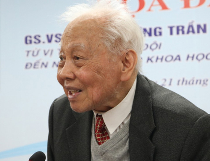 GS.VS Nguyễn Văn Hiệu đã "truyền lửa" cho thế hệ trẻ theo đuổi đam mê nghiên cứu khoa học. Trong đó, ông truyền nhiệt huyết cho nhiều nhà khoa học trẻ tham gia một lĩnh vực mới là khoa học và công nghệ nano. Ảnh: VOV.