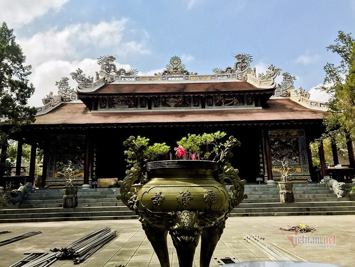 Tuy nhiên, sự thật là Tổ sư Nhất Định thấy mẹ đau ốm cần phải ăn đồ bổ dưỡng để hồi phục sức khỏe. Do vậy, vị sư chống gậy đi hơn 5 km để tới chợ mua thịt cá về nấu cháo cho mẹ. Trong khi đó, thiền sư Nhất Định vẫn hàng ngày ăn chay, niệm Phật. Ảnh: Vietnamnet.