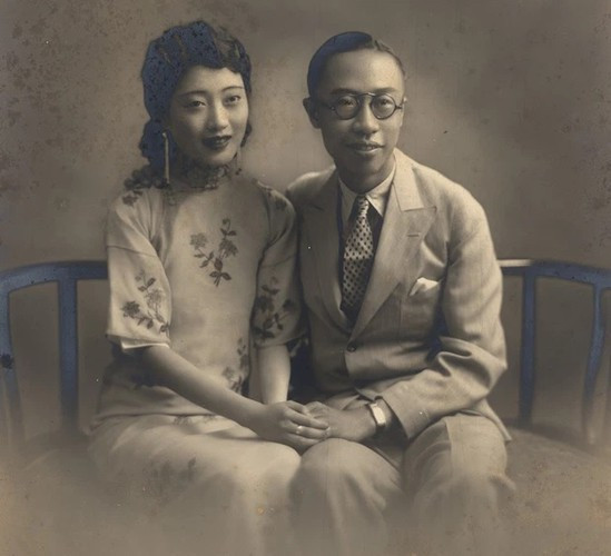 Khi cầm tháng lương đầu tiên trong đời, Phổ Nghi vui mừng và xúc động bởi đây là những đồng tiền mà ông dùng công sức kiếm được thay vì trước đây luôn có người hầu kẻ hạ, không phải lo chuyện tiền bạc.
