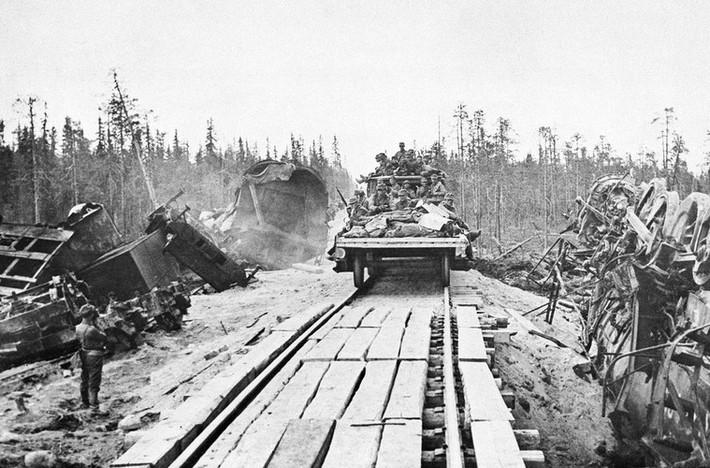 Đến ngày 27/9/1939, sau khi đánh chiếm Ba Lan, Đức và Liên Xô ký tiếp một hiệp ước. Đó là Hiệp ước về quan hệ hữu nghị và đường biên giới giữa Liên Xô và Đức.