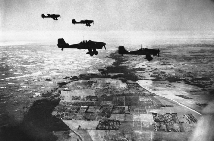 Đội quân xâm lược của Hitler có ưu thế vượt trội hơn so với Hồng quân Liên Xô. Nhờ vậy, binh lính Đức quốc xã dễ dàng tràn qua phần lớn biên giới của Liên Xô và đánh chiếm một số vùng lãnh thổ của nước này.