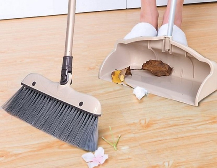 Người dân Trung Quốc kiêng quét nhà vào ngày đầu tiên của năm mới. Nguyên do là bởi việc quét nhà vào dịp này có nghĩa sẽ quét đi may mắn, phúc lộc và của cải của gia đình.