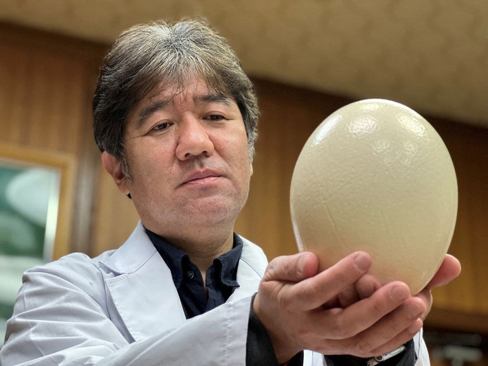 Ông Yasuhiro Tsukamoto (trong ảnh) là Giáo sư thú y và là Chủ tịch Đại học Kyoto cho hay phát minh khẩu trang có khả năng phát sáng trên có thể giúp phát hiện sớm những người mắc COVID-19 nhưng không có biểu hiện triệu chứng và ít có khả năng được xét nghiệm.