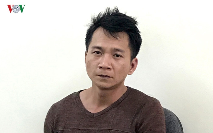 Đối tượng Lường Văn Hùng và Lường Văn Lả biết chuyện tiếp tục lên thùng xe hiếp dâm nạn nhân. Khi thấy sức khỏe của nạn nhân ngày càng yếu, 5 đối tượng bàn bạc giết nạn nhân để bịt đầu mối. Sau đó, Vương Văn Hùng và Bùi Văn Công đã dùng xe tải của Công chở Duyên đến khu vực Nghĩa trang Tông Khao, xã Thanh Nưa, huyện Điện Biên. Trong ảnh: Vương Văn Hùng lúc bị bắt.