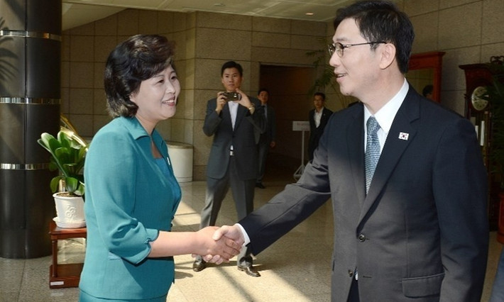 Người phụ nữ thứ ba đồng hành cùng ông Kim Jong-un sang Việt Nam là Kim Song-hye. Sinh năm 1965, Kim Song-hye giữ chức giám đốc phòng tham mưu của Bộ Mặt trận Thống nhất. Ảnh: Bộ Thống nhất Hàn Quốc.