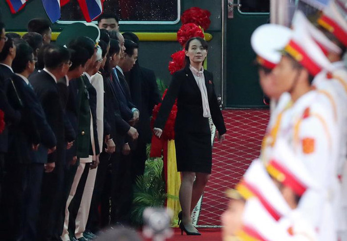 Người đầu tiên trong số này này là Kim Yo-jong - em gái ông Kim Jong-un. Bà được mệnh danh là người phụ nữ quyền lực nhất Triều Tiên. Sinh năm 1988, Kim Yo-jong là Phó chủ nhiệm Ban Tuyên giáo đảng Lao động Triều Tiên từ năm 2014. Bà có nhiệm vụ củng cố và xây dựng hình ảnh cho anh trai Kim Jong-un. Ảnh: Reuters.