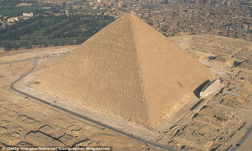 Pharaoh Ai Cập cho xây dựng kim tự tháp làm lăng mộ mai táng họ khi qua đời. Họ làm như vậy vì tin rằng nhà ở chỉ là nơi tạm nghỉ và mộ táng mới là nơi ở vĩnh cửu.