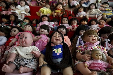 Việc yểm linh hồn vào thân búp bê là do các đối tượng tự sáng chế rồi bịa đặt hòng khiến nó trở nên linh thiêng, quyền năng.