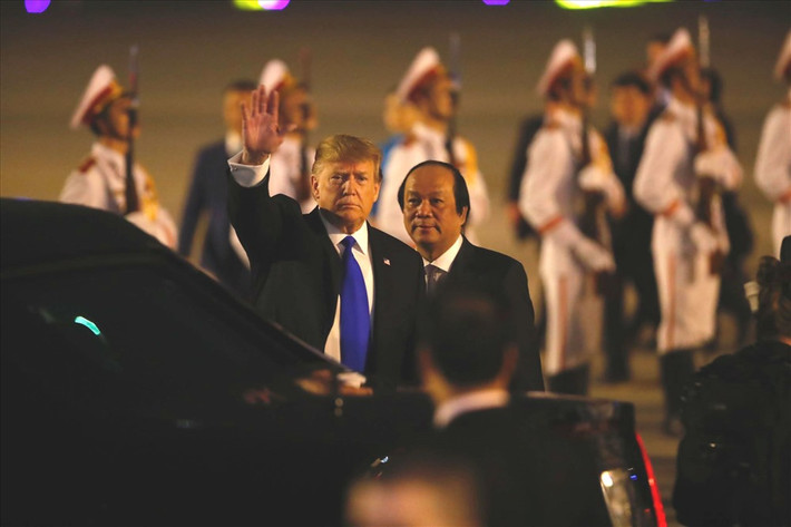 Nhiều chuyên gia tinh ý nhận ra Tổng thống Trump luôn thắt cà vạt dài. Ông chủ Nhà Trắng dường như luôn cố gắng điều chỉnh sao cho phần vạt to dài hơn phần vạt nhỏ nhiều nhất có thể. Ảnh: Lao động.