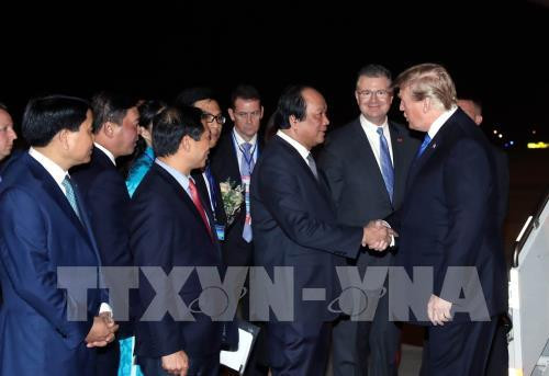 Giới chuyên gia nhận định sở dĩ Tổng thống Trump luôn thắt cà vạt dài là vì khi làm như vậy sẽ giúp vóc dáng ông trở nên thanh thoát và mảnh mai hơn. Ảnh: TTXVN.