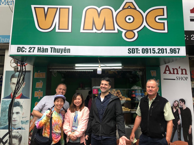 Trong số những tờ báo, hãng tin, hãng tin thế giới có mặt tại Hà Nội những ngày này có phóng viên của hãng Reuters (Anh). Theo đó, phóng viên Hyonhee Shin của Reuters đăng ảnh cô cùng các các đồng nghiệp thưởng thức bánh mì trên phố Hàn Thuyên kèm dòng trạng thái: "Rủ nhau thưởng thức món bánh mì ngon nhất Hà Nội".