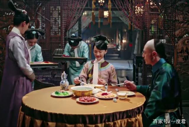 Tiết kiệm đến hà tiện, bủn xỉn của Đạo Quang Đế được đẩy lên tầm cao mới khi ông hoàng này mặc quần áo vá. Thấy hoàng đế mặc trang phục cũ bị rách rồi được đem vá lại, quan lại đại thần cũng mặc theo.
