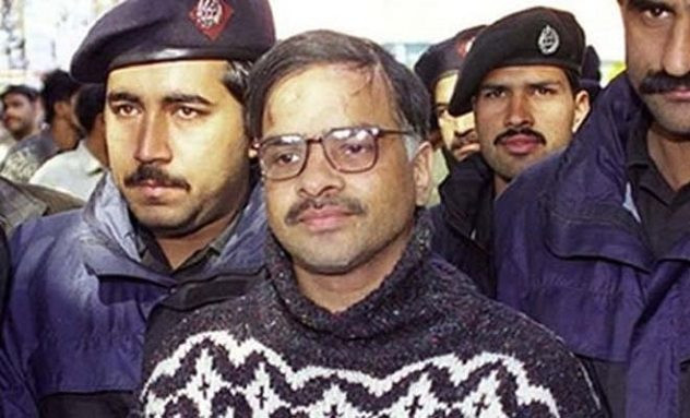 Javed Iqbal (1956 - 2001) là một trong những sát nhân hàng loạt khét tiếng nhất lịch sử Pakistan. Sinh ra trong một gia đình thương nhân giàu có, ít ai có thể ngờ được rằng, Iqbal lại ra tay sát hại ít nhất 100 bé trai tuổi từ 6 - 16 chỉ trong 18 tháng.