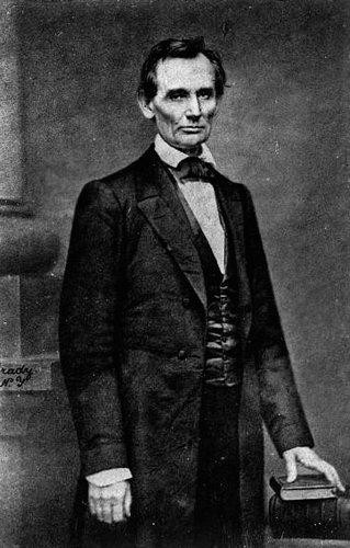 Trong bức ảnh ấy, linh hồn của Tổng thống Lincoln đứng đằng sau người vợ.