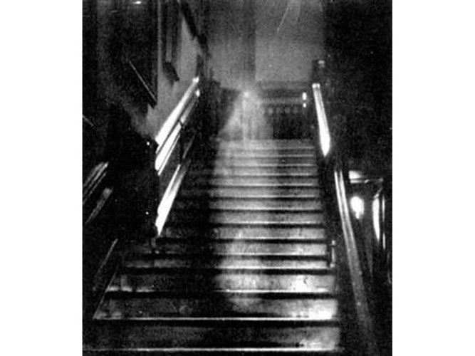Bức ảnh "Brown Lady of Raynham Hall" chụp năm 1936 của Hubert C. Provand có tên trong danh sách những bức hình chụp linh hồn kỳ bí.