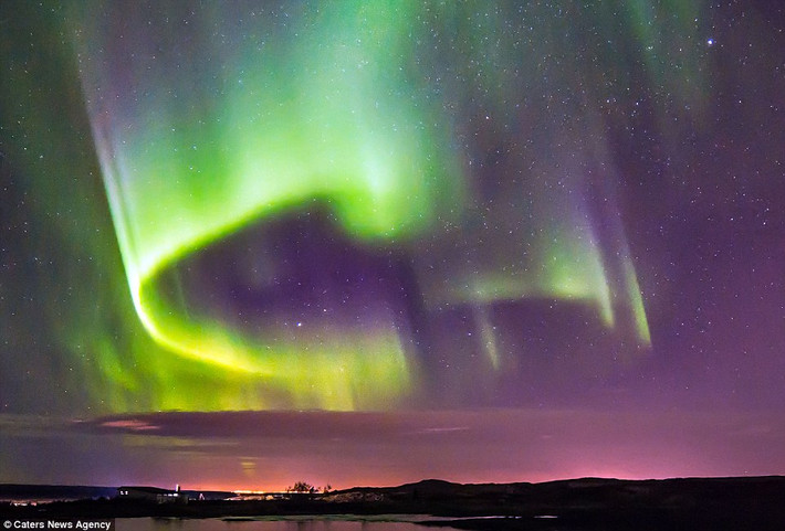 Một hình ảnh tuyệt đẹp khác về cực quang ở Iceland do nhiếp ảnh gia Helgason chụp được.