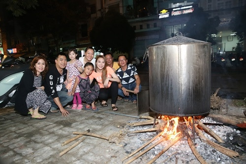 Nữ ca sĩ và cả gia đình bên nồi bánh tét.