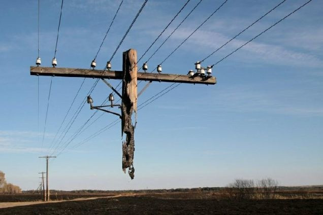 Đây là một trong những hình ảnh khó tin nhưng có thật hài hước nhất, không có dấu hiệu chỉnh sửa, cắt ghép. Đây cũng không phải là do sự tắc trách hay tiết kiệm một cách quá đà của cơ quan chức năng địa phương mà do cột điện chuyển tải đường dây điện thoại ở Nga này bị hư hỏng nửa vời trong một đám cháy.