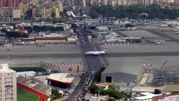 Bạn có thể nghi ngờ nhưng đường băng của sân bay quốc tế Gibraltar thực sự cắt ngang một con đường nhiều làn.