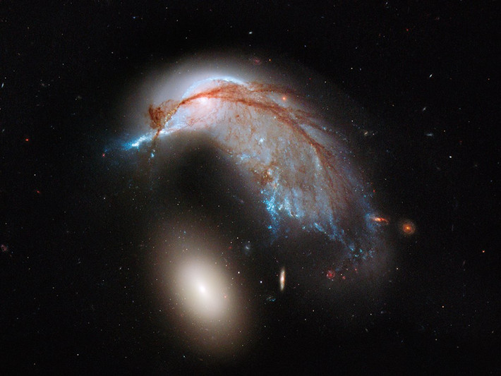 Dải thiên hà Milky Way và Andromeda có kích thước và niên đại tương đương nhau (khoảng 10 tỷ năm). Hai dải thiên hà này còn được coi như cặp thiên hà song sinh, thực sự rất khó xác định dải ngân hà nào sẽ chịu ảnh hưởng xấu hơn từ vụ va chạm, sát nhập này.