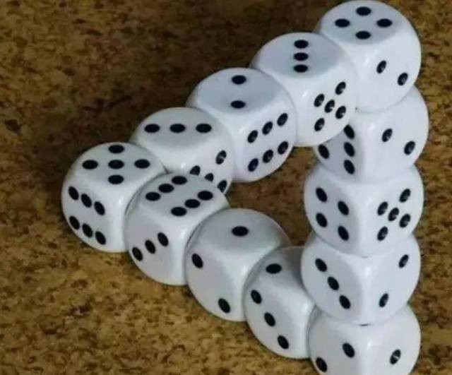 Bạn có thể nhìn rõ cách sắp xếp những khối xúc xắc này không? (Nguồn Mop)
