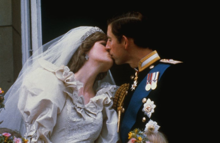 Trong đám cưới năm 1981, Thái tử Charles và Công nương Diana đã trao cho nhau nụ hôn nồng cháy trước sự chứng kiến và cổ vũ của người dân tại cung điện Buckingham.