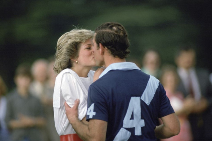 Công nương Diana và Thái tử Charles trao nhau một nụ hôn ngọt ngào trong trận đấu polo ở Cirencester năm 1985.