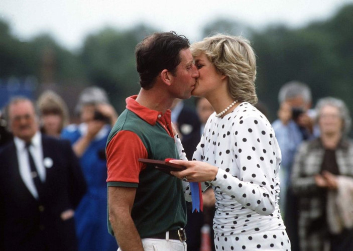 Trong một trận đấu của câu lạc bộ Guards Polo Club năm 1987, Công nương Diana và Thái tử Charles không ngại trao cho nhau nụ hôn trước đông đảo công chúng.