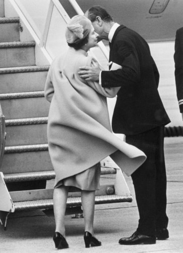 Trong đám cưới năm 1981, Thái tử Charles và Công nương Diana đã trao cho nhau nụ hôn nồng cháy trước sự chứng kiến và cổ vũ của người dân tại cung điện Buckingham.