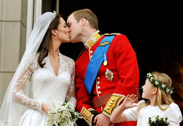 Hoàng tử William và Công nương Kate Middleton nhẹ nhàng trao cho nhau nụ hôn ngọt ngào trong đám cưới vào năm 2011.