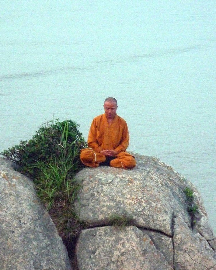 Cho đến khi, người này di chuyển sang một vị trí khác và nhận ra, tảng đá mà nhà sư đang nằm cao tới 4m, hoàn toàn không có phương tiện hay công cụ gì có thể trèo lên. Tò mò không biết nhà sư làm cách nào để trèo lên, du khách đem thắc mắc đi hỏi chính nhà sư đó. (Nguồn 163)