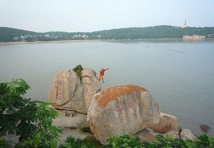 Chứng kiến tận mắt màn bay, nhảy phản trọng lực của nhà sư, du khách tròn mắt ngạc nhiên. Ngay cả khi nhà sư kết thúc những cú nhảy, du khách vẫn cảm thấy vô cùng khó tin, chưa lấy lại được tinh thần, cảm thấy nhà sư giống như thực sự sử dụng "khinh công" - môn võ khiến có người có khả năng bay, nhảy vượt trội. (Nguồn 163)
