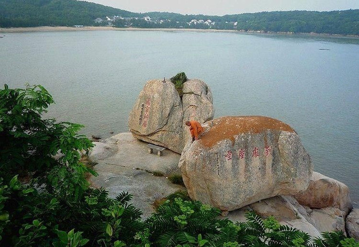 Cuối cùng, trong lúc du khách còn đang ngây người, nhà sư nhảy từ tảng đá xuống đất, không tổn hao một chút nào. (Nguồn 163)