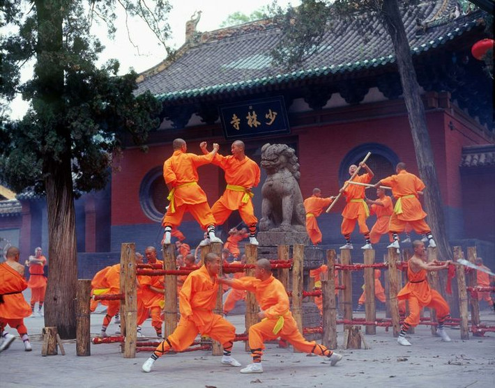 Gần đây, một cư dân mạng có dịp ghé thăm núi Phổ Đà, Định Hải, Chiết Giang, Trung Quốc trong lúc vô tình quay phim, chụp ảnh đã ghi lại được cảnh tượng một cao tăng Thiếu Lâm đang tu luyện võ công. Lúc này, tất cả mọi người mới thấy, tại sao môn phái Thiếu Lâm là một trong những môn phái võ thuật bậc nhất Trung Quốc. (Nguồn 163)