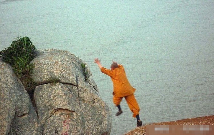 Không ngờ, khi thấy du khách hoài nghi, nhà sư không nói hai lời, đứng lên tung người nhảy trái nhảy phải sang một tảng đá cách đó vài mét. (Nguồn 163)