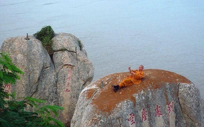 Theo thông tin đăng tải, mới đầu, người chụp ảnh chỉ thấy một nhà sư mặc áo cà sa, nằm ngửa trên tảng đá trông rất nhàn nhã. Nghĩ rằng đây chỉ là một nhà sư bình thường đang tìm nơi yên tĩnh để tự tu luyện, người chụp ảnh không chú ý đến nhiều nữa. (Nguồn 163)