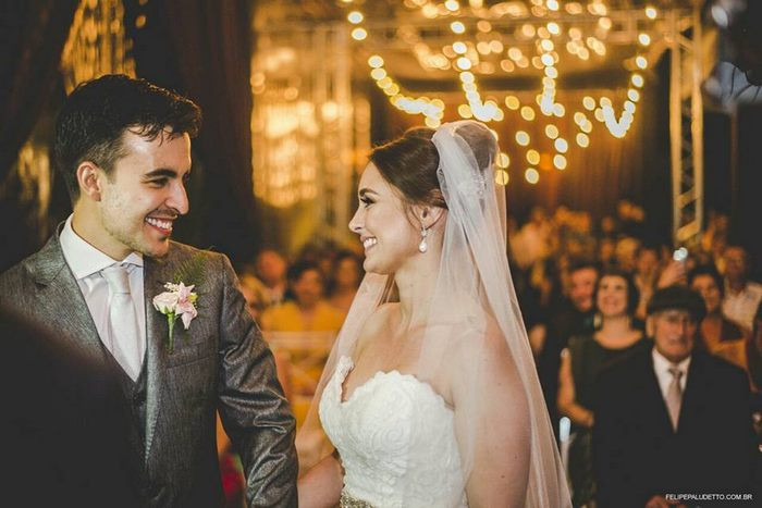 Cô dâu chú rể Marília và Matheus Pieroni sống tại São Paulo, Brazil vừa qua đã có một trải nghiệm vô cùng bất ngờ và thú vị ngay trong ngày trọng đại của mình. Khi hôn lễ bắt đầu, một vị khách mời lạ lùng xuất hiện, sự có mặt của vị khách này không được ai chào đón thế nhưng về sau, cái kết ngọt ngào đã thay đổi tất cả.