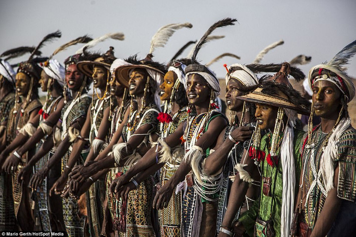 Theo tìm hiểu, Wodaabe là một bộ tộc đa phu, phụ nữ rất có quyền lực, được tự do sinh hoạt tình dục ở bất cứ độ tuổi nào mà họ muốn. Đồng thời, địa điểm của lễ hội thường được giữ bí mật rất chặt chẽ, chỉ được tiết lộ trước khi sự kiện xảy ra. (Nguồn Dailymail)