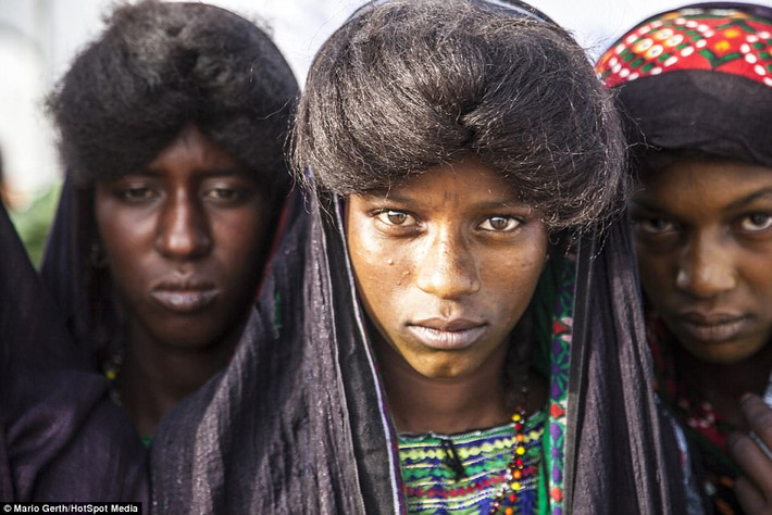 Tại bộ lạc Wodaabe, phụ nữ được phép có nhiều hơn một người chồng. (Nguồn Dailymail)