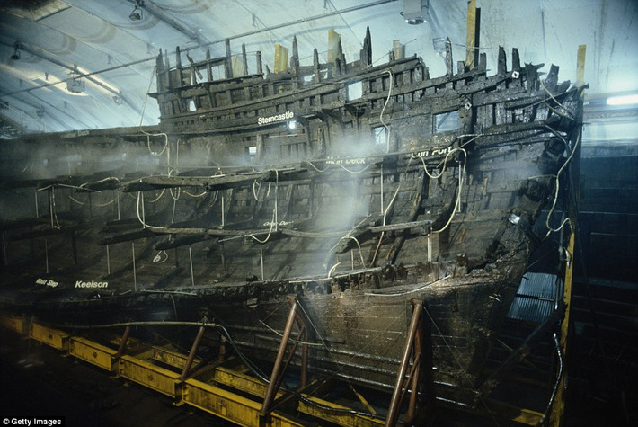 Do đó, bây giờ khách tham quan có thể chiêm ngưỡng thoải mái bên trong tàu Mary Rose cùng với hàng ngàn hiện vật trục vớt từ xác tàu đắm này.