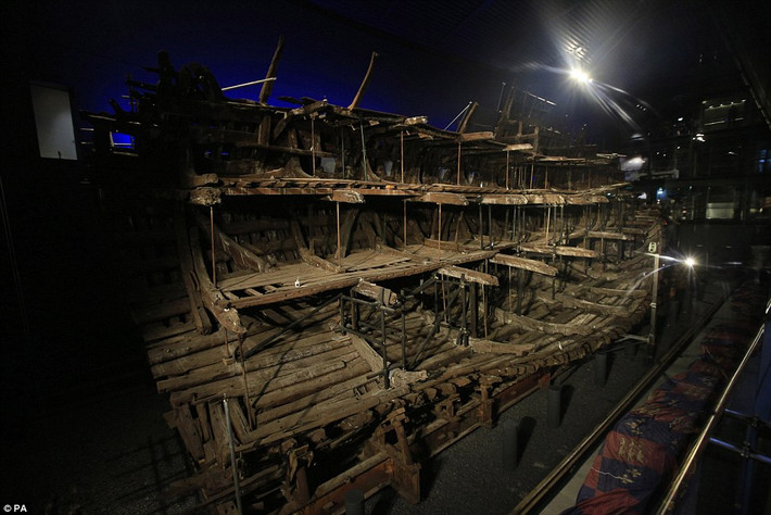 Đây là lần đầu tiên xác tàu chiến Mary Rose nằm dưới đáy đại dương 471 năm được trưng bày toàn bộ cho công chúng tham quan.