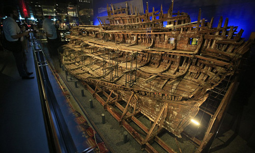Tàu chiến Mary Rose nổi tiếng thế giới hoạt động dưới thời vua Henry VIII triều nhà Tudor (Anh). Con tàu đã lật úp và chìm không rõ nguyên nhân khiến hơn 500 người thiệt mạng trong cuộc chiến chống Pháp ngày 19/7/1545.