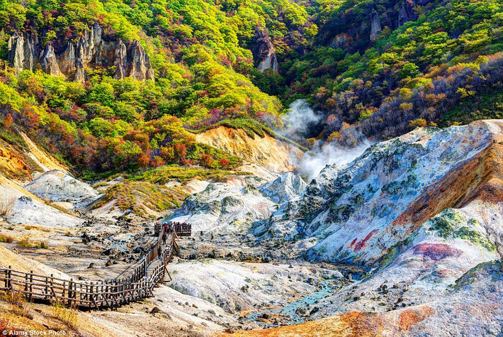 Đứng đầu danh sách 10 điểm du lịch hàng đầu châu Á là Hokkaido ở Nhật Bản. Nơi đây nổi tiếng với các suối nước nóng.