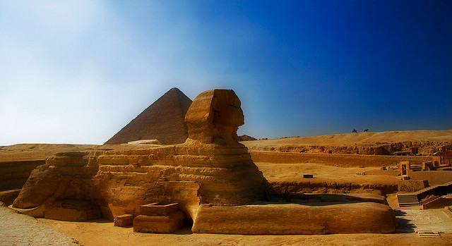 Tượng nhân sư lớn The Great Sphinx được tạc với hình dáng đầu người, thân sư tử, nằm trong tư thế phủ phục ở cao nguyên Giza, tả ngạn sông Nile, Ai Cập.