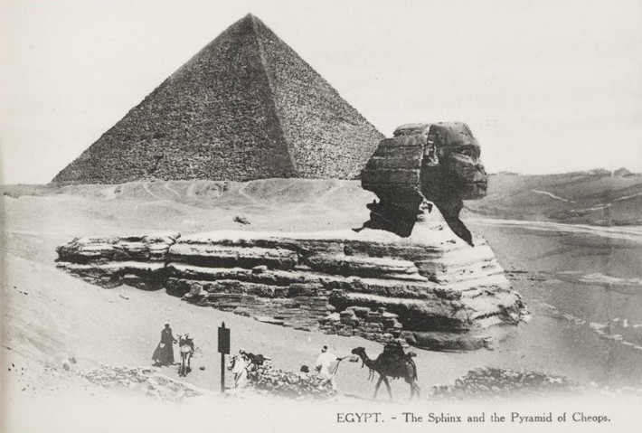 Khuôn mặt của bức tượng nhân sư lớn này được cho là khắc họa chân dung của Khafra - pharaoh huyền thoại của Ai Cập cổ đại. Nhiều tài liệu cho thấy thời điểm xây dựng bức tượng nhân sư là vào giai đoạn 2558 - 2532 TCN. Thời điểm này trùng khớp với thời gian pharaoh Khafra cai trị đất nước.