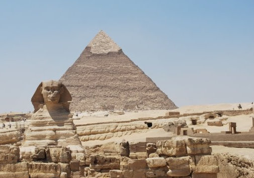 Sau cùng, vị pharaoh nổi tiếng Ai Cập này cho người đặt giữa hai chân tượng nhân sư một tấm bia làm bằng đá hoa cương. Nó được biết đến với tên gọi "Tấm bia Giấc mơ".