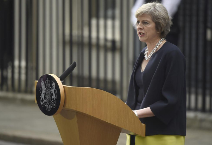 Mới đây, Theresa May trở thành tân Thủ tướng Anh sau khi Thủ tướng David Cameron tuyên bố từ chức. Bà Theresa May cũng trở thành nữ thủ tướng thứ 2 của Liên Hiệp Vương quốc Anh kể từ khi "bà đầm thép" Margaret Thatcher hết nhiệm kỳ vào năm 1990. Bà Theresa May là một trong số nhà lãnh đạo nữ quyền lực nhất thế giới