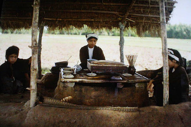 Vẻ đẹp mộc mạc của phụ nữ Việt Nam những năm 1910 đã trở thành chủ đề tác nghiệp hấp dẫn của các nhiếp ảnh gia. Trong ảnh là những người phụ nữ tại một quán bán hàng ven sông.