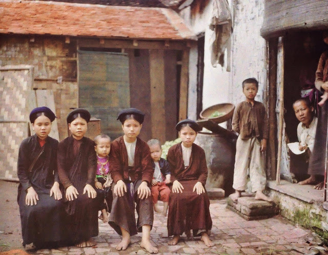 Một gia đình đông con ở Việt Nam những năm 1910.